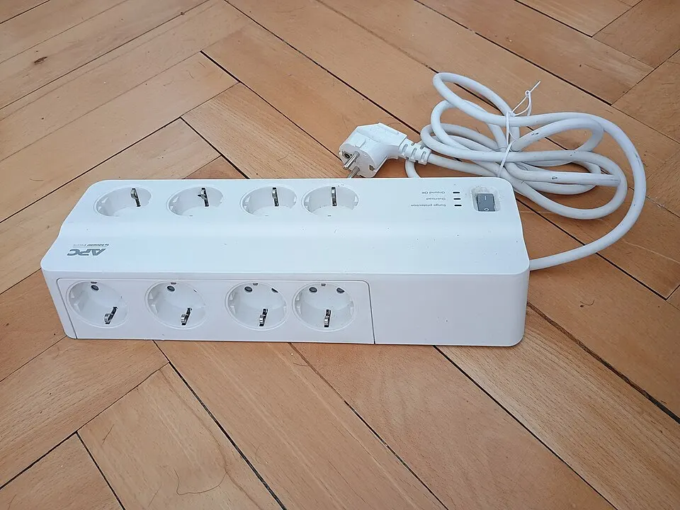 Terminal Kabel 4 Lubang